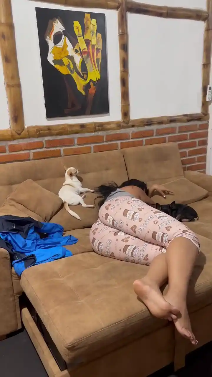 puti pobre “Alejandra Quiroz” durmiendo en la sala